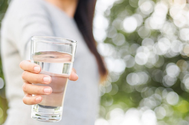 Uống nước kiềm vào buổi sáng giúp bạn có nhiều năng lượng để hoạt động cả ngày
